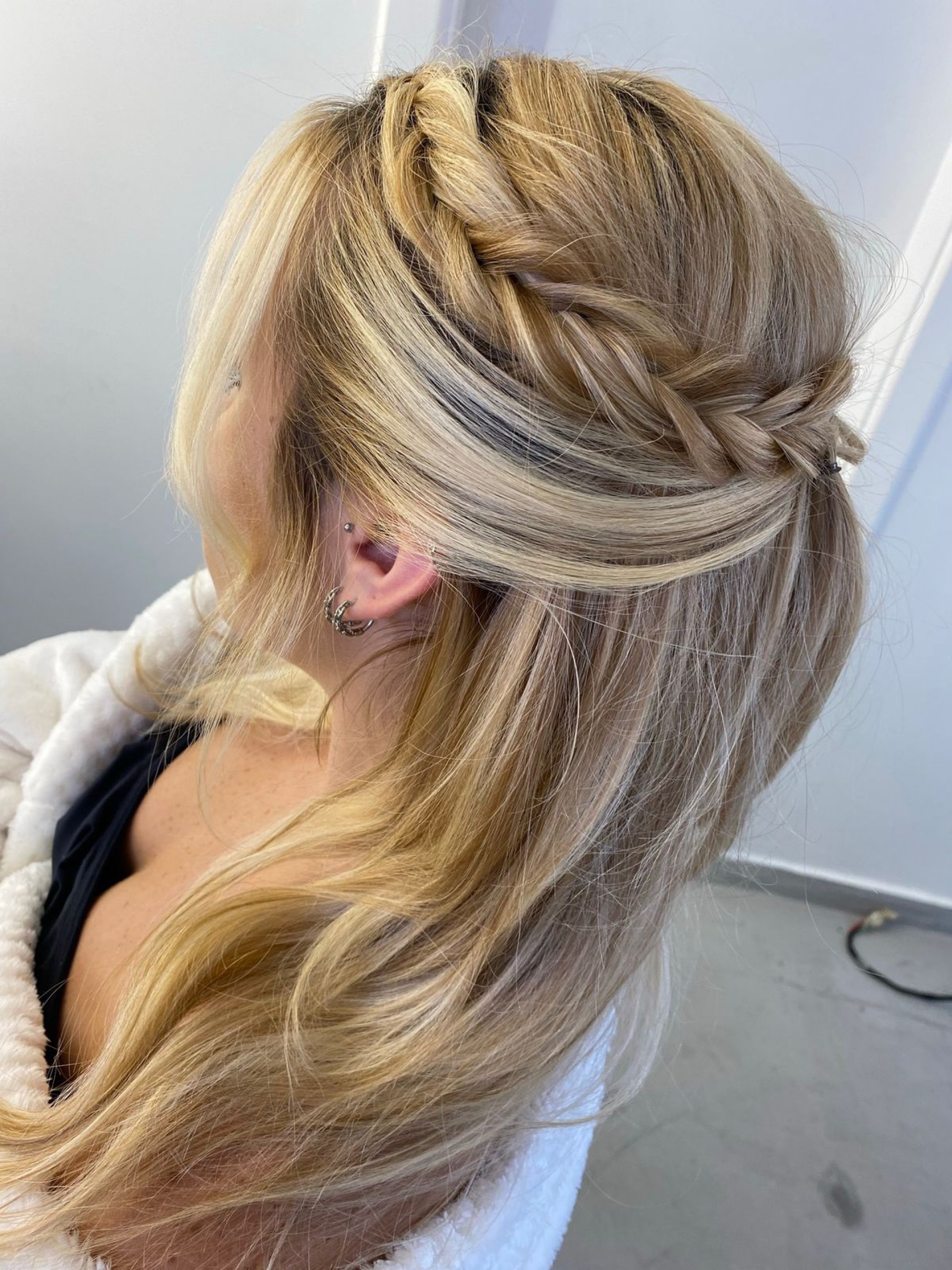 Outra op&ccedil;&atilde;o para as mulheres rom&acirc;nticas s&atilde;o as op&ccedil;&otilde;es de penteado com tran&ccedil;a - Reprodu&ccedil;&atilde;o