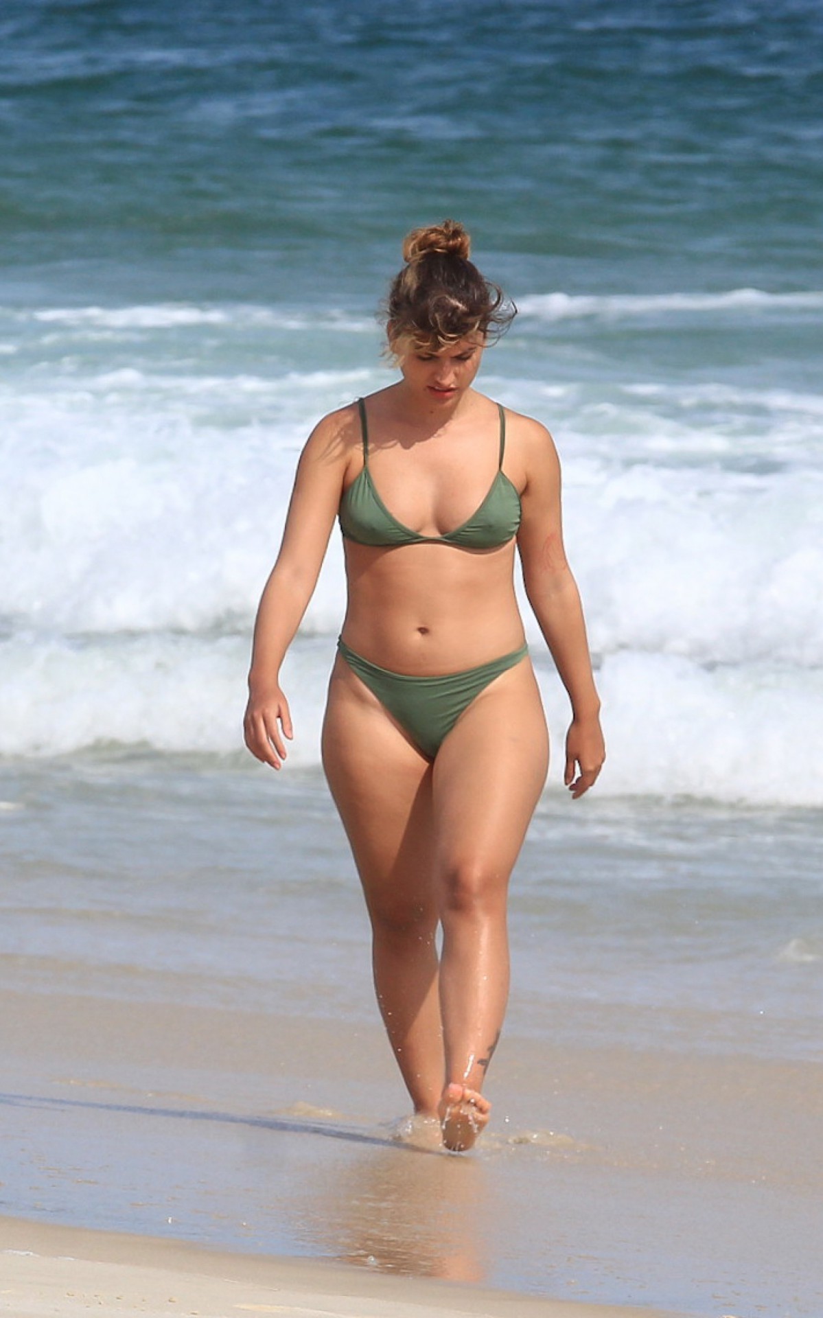 Giovanna Grigio curte dia de sol em praia da Zona Oeste do Rio