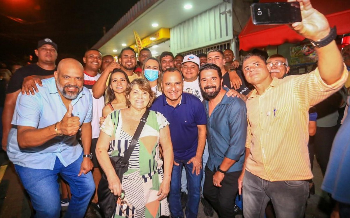 Vice-prefeito Marcelo Canella, deputada federal Daniela do Waguinho e prefeito Waguinho com moradores após a inauguração