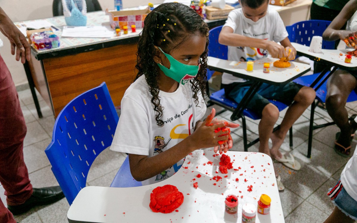 No CRAS Juscelino, as crian&ccedil;as participaram de uma oficina com massa de modelar