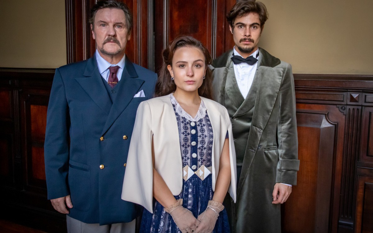 Matias (Antonio Calloni),  Elisa (Larissa Manoela) e Davi (Rafael Vitti) - fotos globo