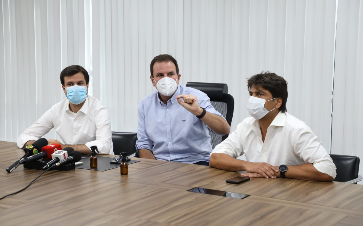 Prefeito Eduardo Paes, ao lado dos secret&aacute;rios de Desenvolvimento Econ&ocirc;mico, Inova&ccedil;&atilde;o e Simplifica&ccedil;&atilde;o, Chic&atilde;o Bulh&otilde;es, e de Fazenda e Planejamento, Pedro Paulo, apresentou o programa de aux&iacute;lio aos ambulantes do Carnaval de Rua, que vai ajudar mais de 9 mil pessoas