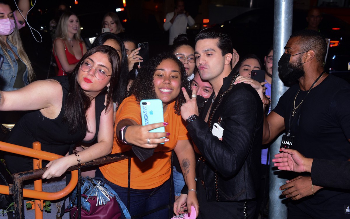 Luan Santana posa com f&atilde;s
