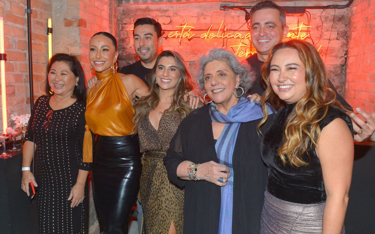 Sabrina Sato posa com familiares em sua festa de anivers&aacute;rio