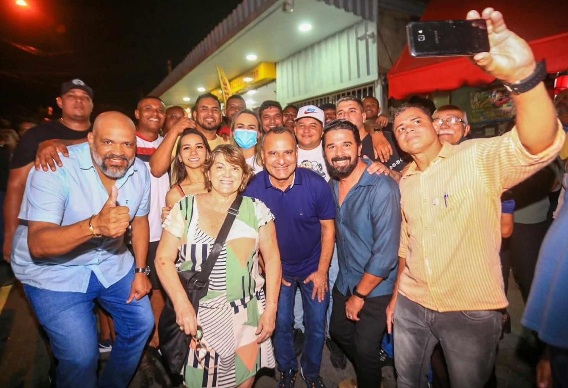 Vice-prefeito Marcelo Canella, deputada federal Daniela do Waguinho e prefeito Waguinho com moradores após a inauguração - Rafael Barreto / PMBR