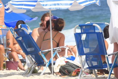 Giovanna Grigio surge em clima de romance com moreno em praia da Zona Oeste do Rio