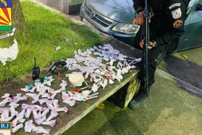 Dupla é presa com revólver e drogas no bairro Coelho da Rocha, em Meriti