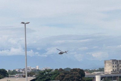 Vídeo flagra helicóptero da polícia sobrevoando mata e barulho de tiros em favela da Zona Norte do Rio