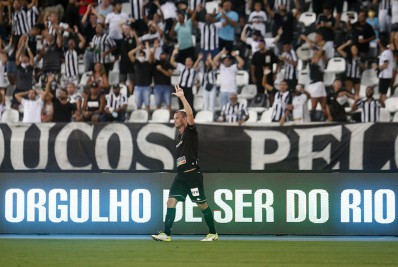 Joel Carli se aproxima de marca importante pelo Botafogo