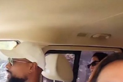 Em St. Barth, Anitta xaveca motorista: 'Estou apaixonada por você'