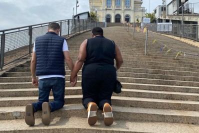 Cacau Protásio paga promessa e sobe de joelhos escadaria da Igreja da Penha
