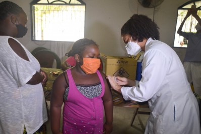 Crianças do Quilombo Quilombá recebem vacina contra Covid-19 em Magé