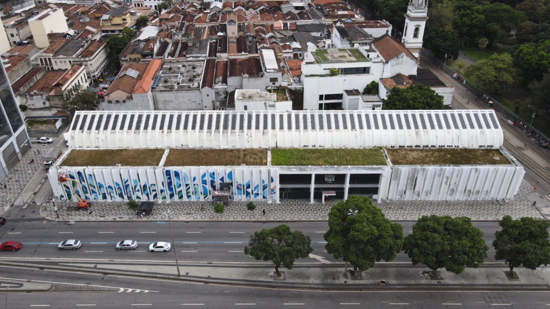 Rua Walls - pintura da fachada da Biblioteca Parque Estadual - Gabriel Monteiro