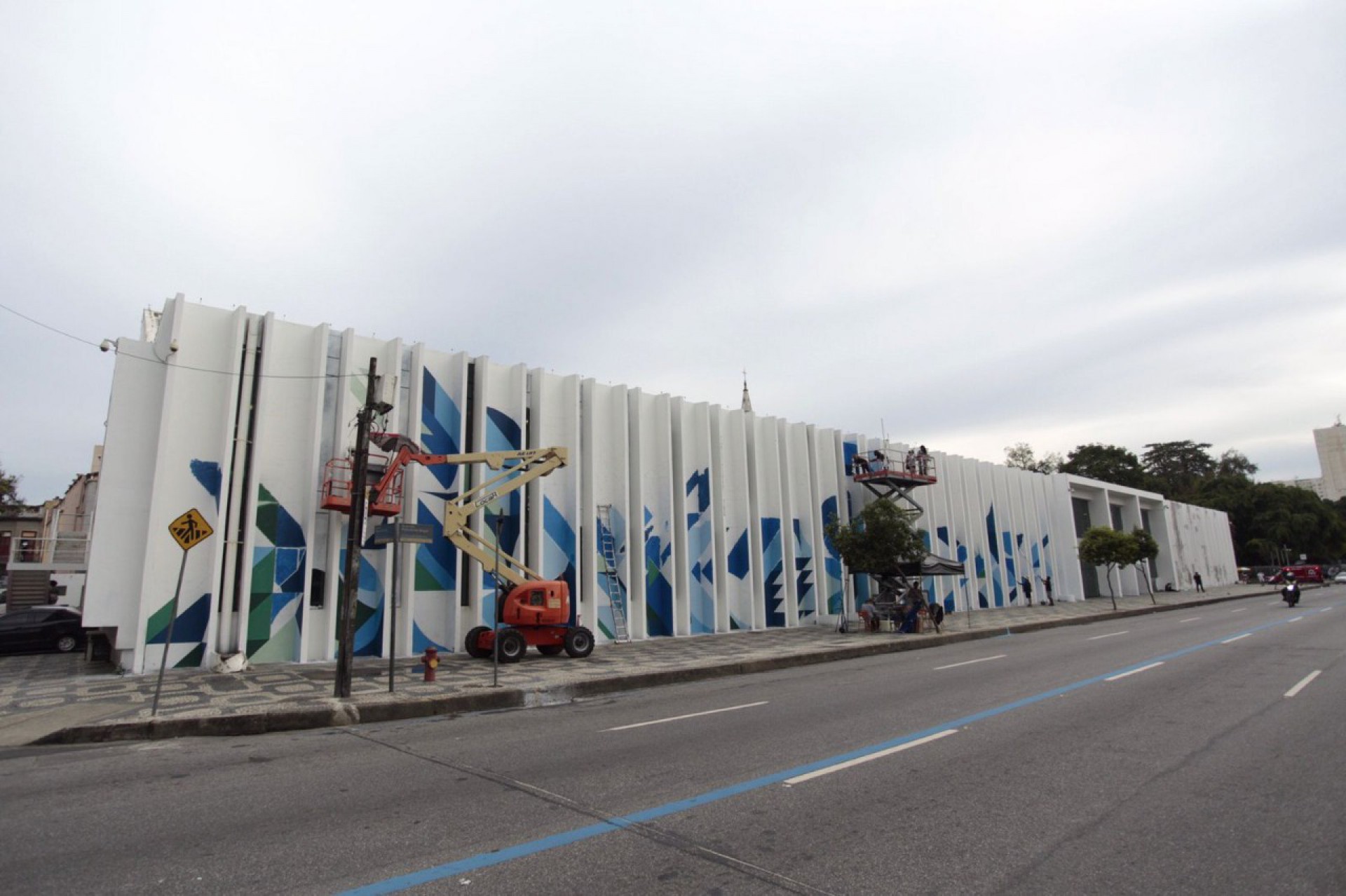 Rua Walls - pintura da fachada da Biblioteca Parque Estadual - Gabriel Monteiro