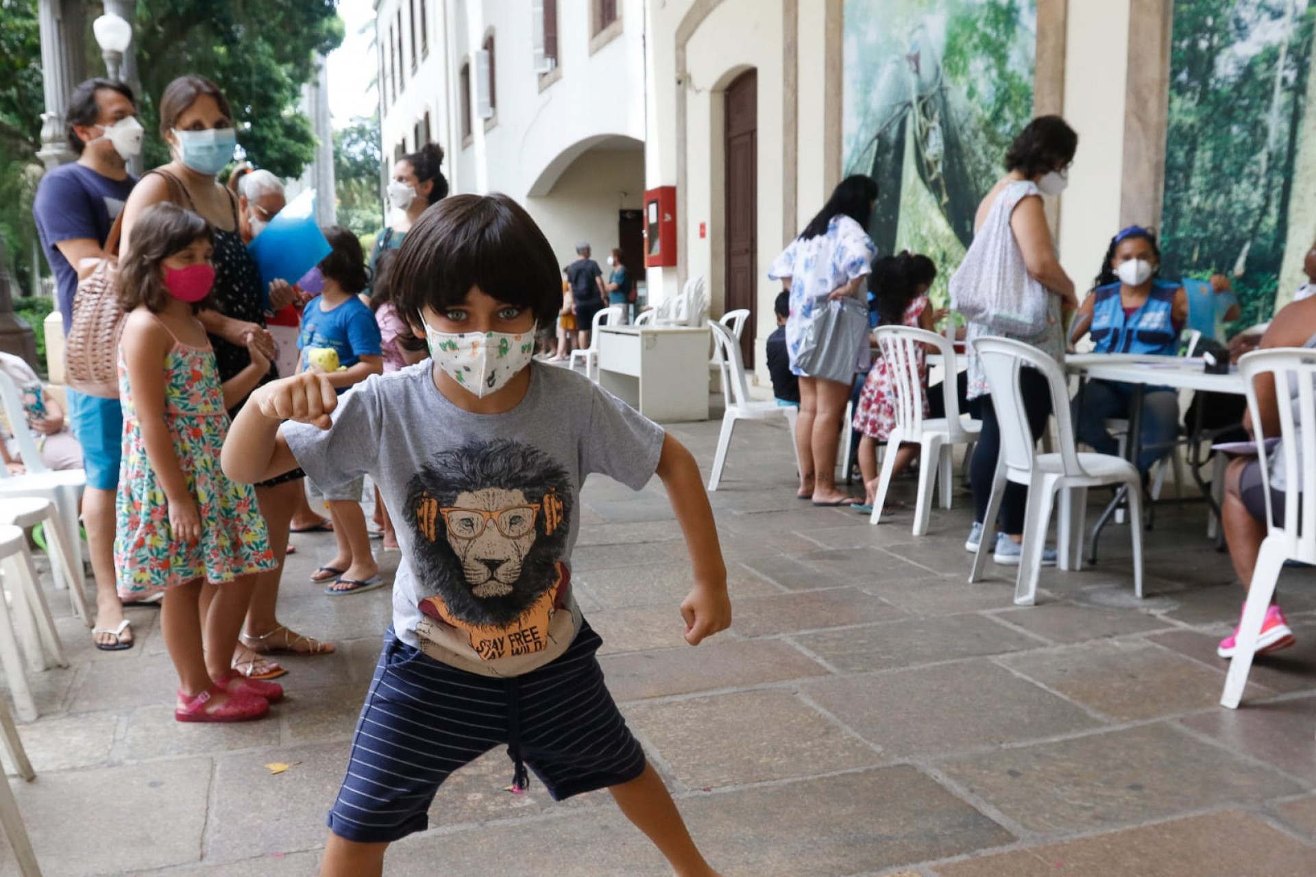 Na foto, Guilherme Gusmão, 7 anos, antes de tomar a primeira dose da vacina contra a covid-19 - Reginaldo Pimenta/Agência O Dia