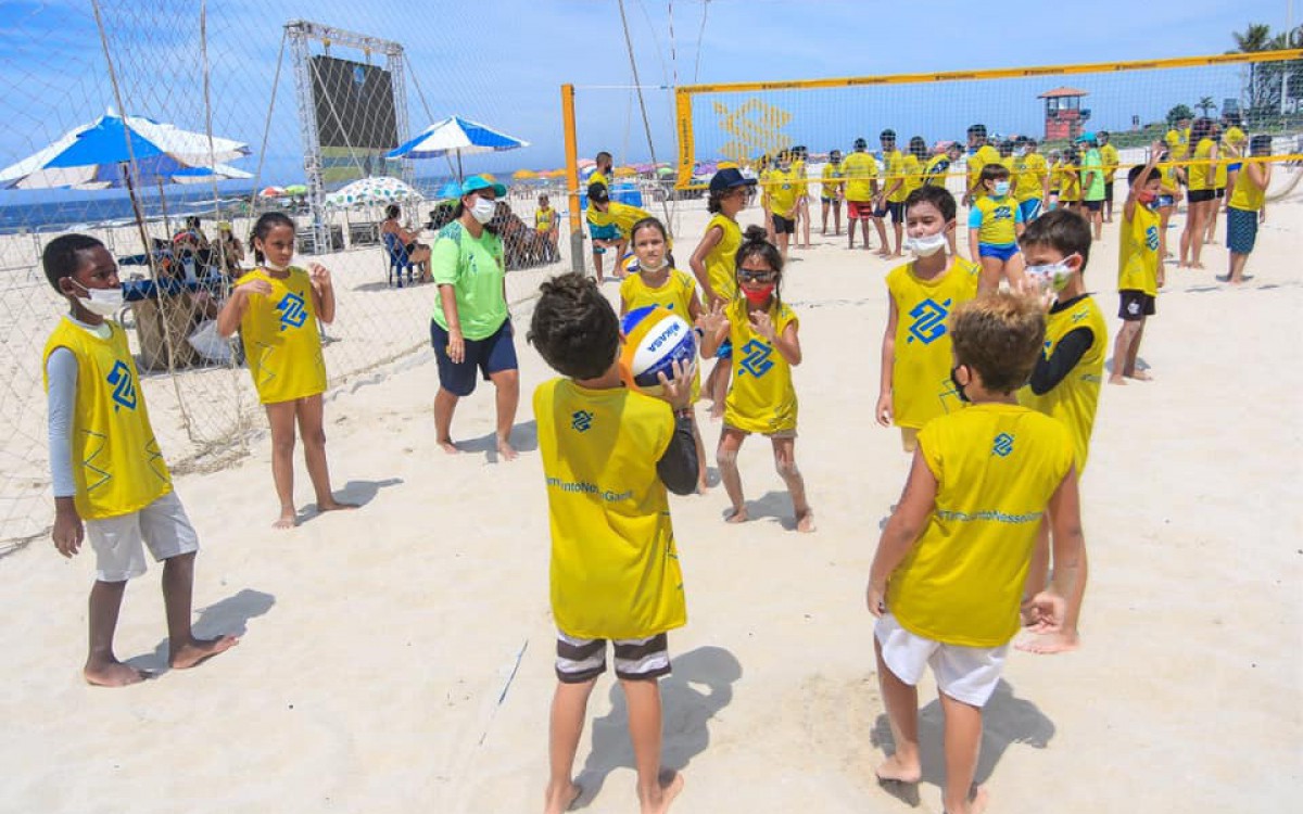 Aulão de Vôlei reúne dezenas de crianças na Praia de Itaúna
