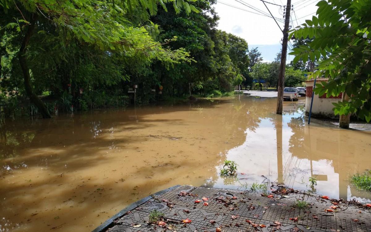 Trecho interditado na Beira Rio no bairro Barreira Cravo - Daniel Veroneze