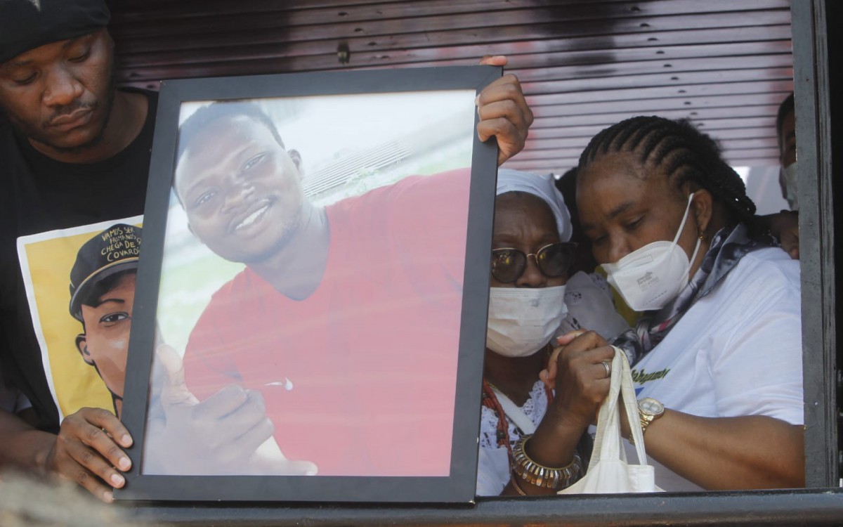 Manifesta&ccedil;&atilde;o na orla da praia da Barra da Tijuca pela morte de Mo&iuml;se Kabagambe
