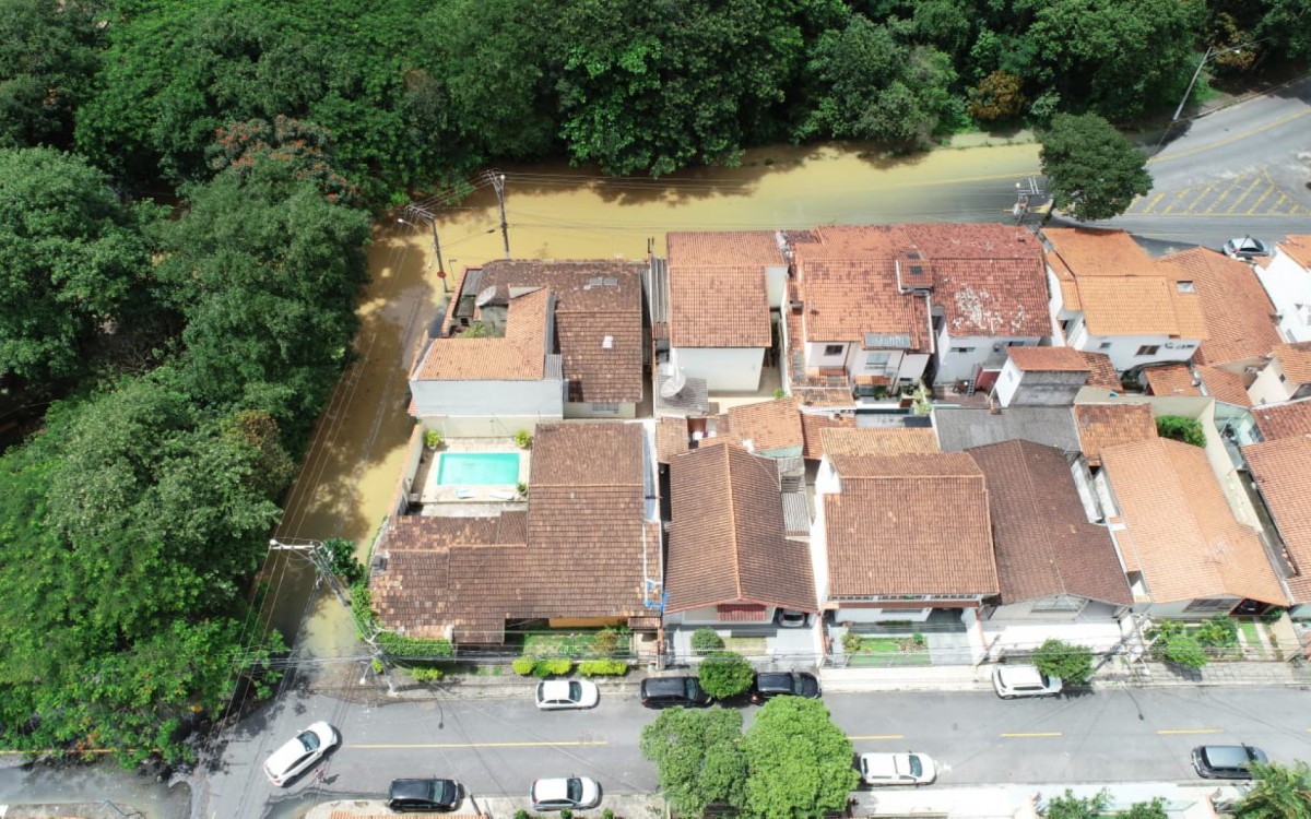 Imagens a&eacute;reas registram cheia do Rio Para&iacute;ba do Sul em VR - CJM drone