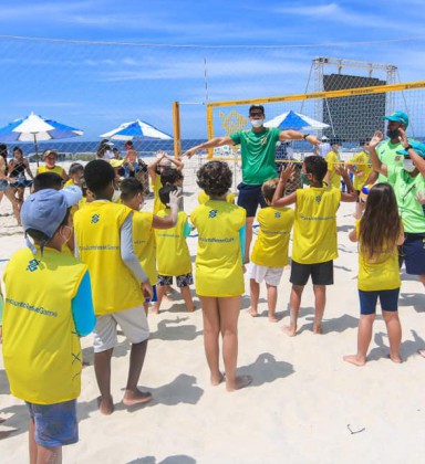 Aulão de Vôlei reúne dezenas de crianças na Praia de Itaúna - Divulgação