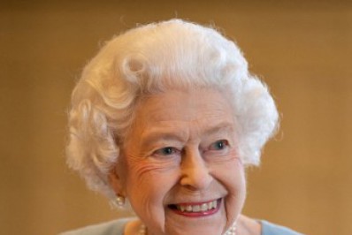 Elizabeth II diz que mulher do príncipe Charles deveria se tornar rainha consorte