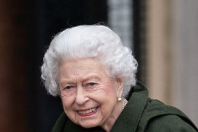 Elizabeth II faz rara aparição pública antes de seus 70 anos de reinado