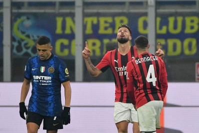 Milan busca virada no dérbi com dois de Giroud e derruba marcas da Inter