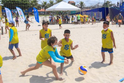 Aulão de Vôlei reúne dezenas de crianças na Praia de Itaúna