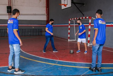 Alunos do futsal de Mesquita recebem bolsas de estudos e colhem frutos do esporte