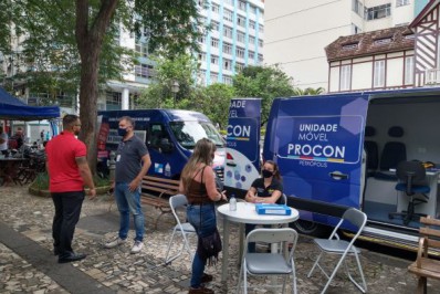 Procon faz campanha para orientar consumidores na praça Dom Pedro