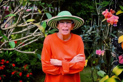 Após o início do tratamento contra um câncer no pulmão, Rita Lee surge em imagem feita pelo marido 