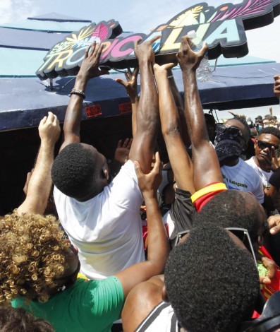Manifestantes retiram placa do quiosque Tropicália durante o ato em forma de protesto pelo ocorrido - Reginaldo Pimenta/Agência O Dia