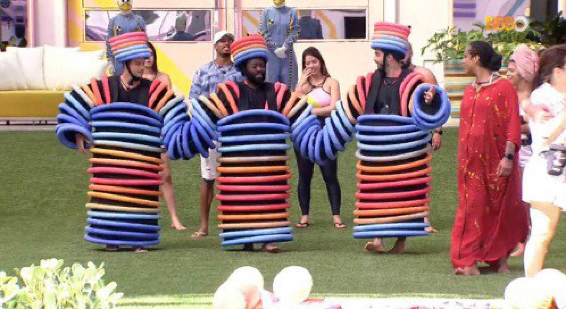 Pedro, Arthur e Douglas com as fantasias do monstro - Reprodução/Globoplay