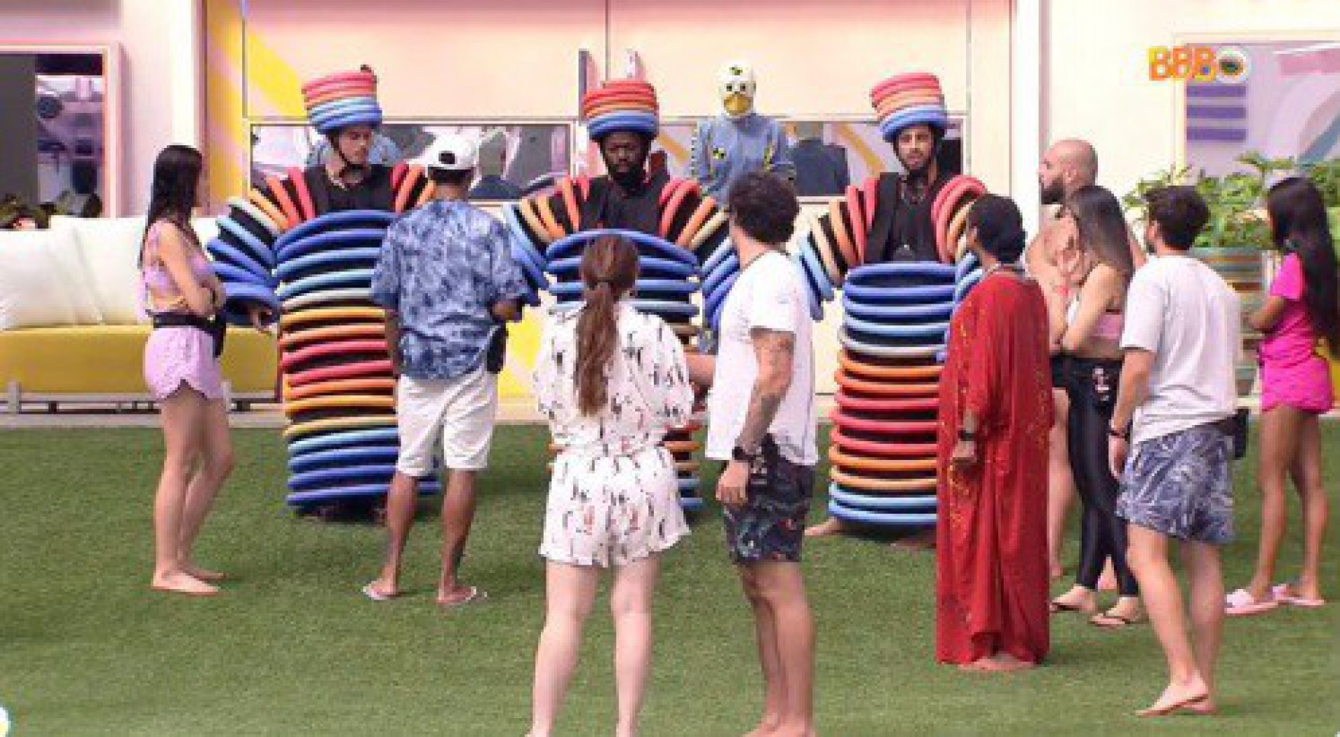 Pedro, Arthur e Douglas com as fantasias do monstro - Reprodução/Globoplay