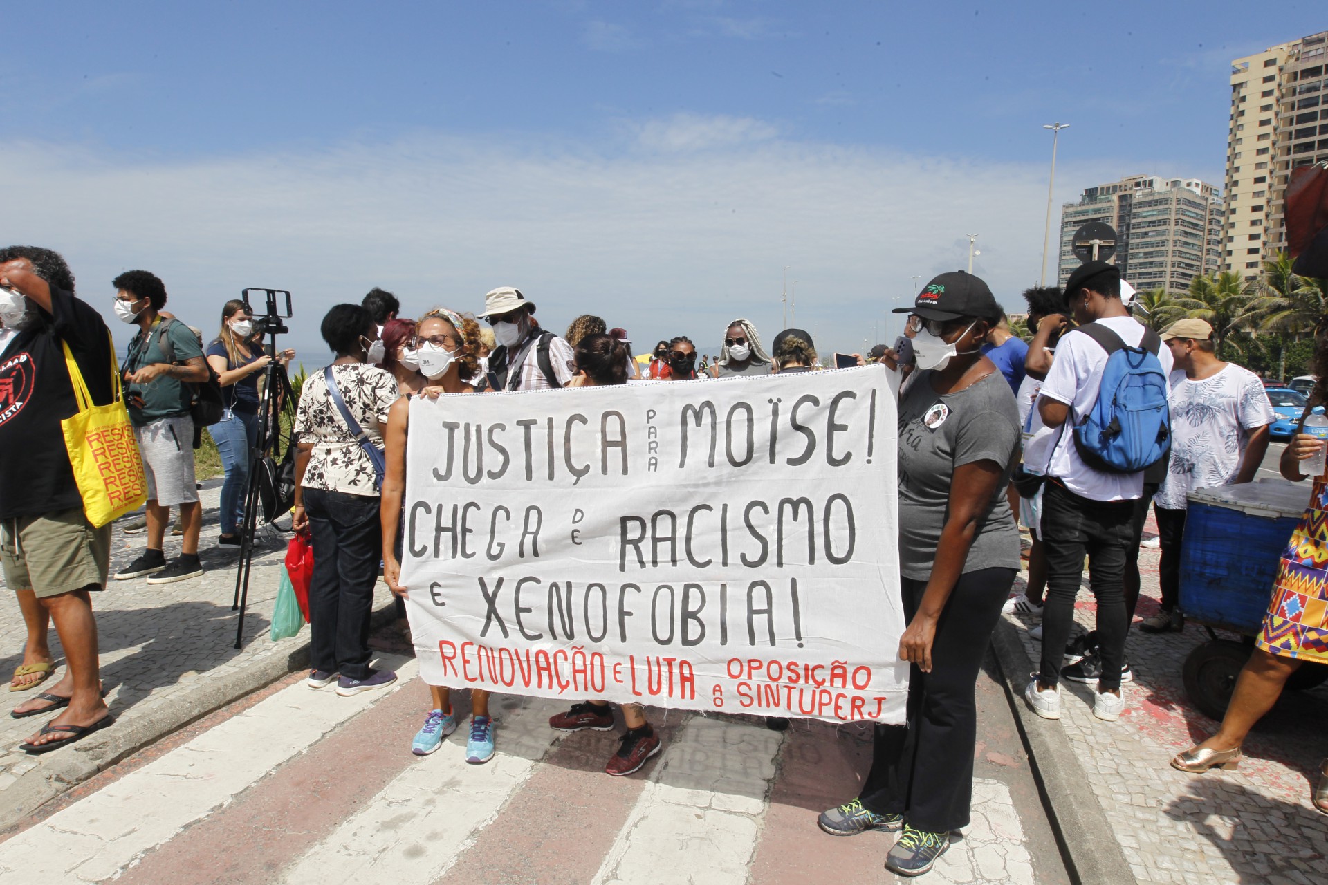 Geral - Manifestaçao pela morte do congoles Moise, na Barrra da Tijuca, zona oeste do Rio, na manha de hoje. - Reginaldo Pimenta / Agencia O Dia