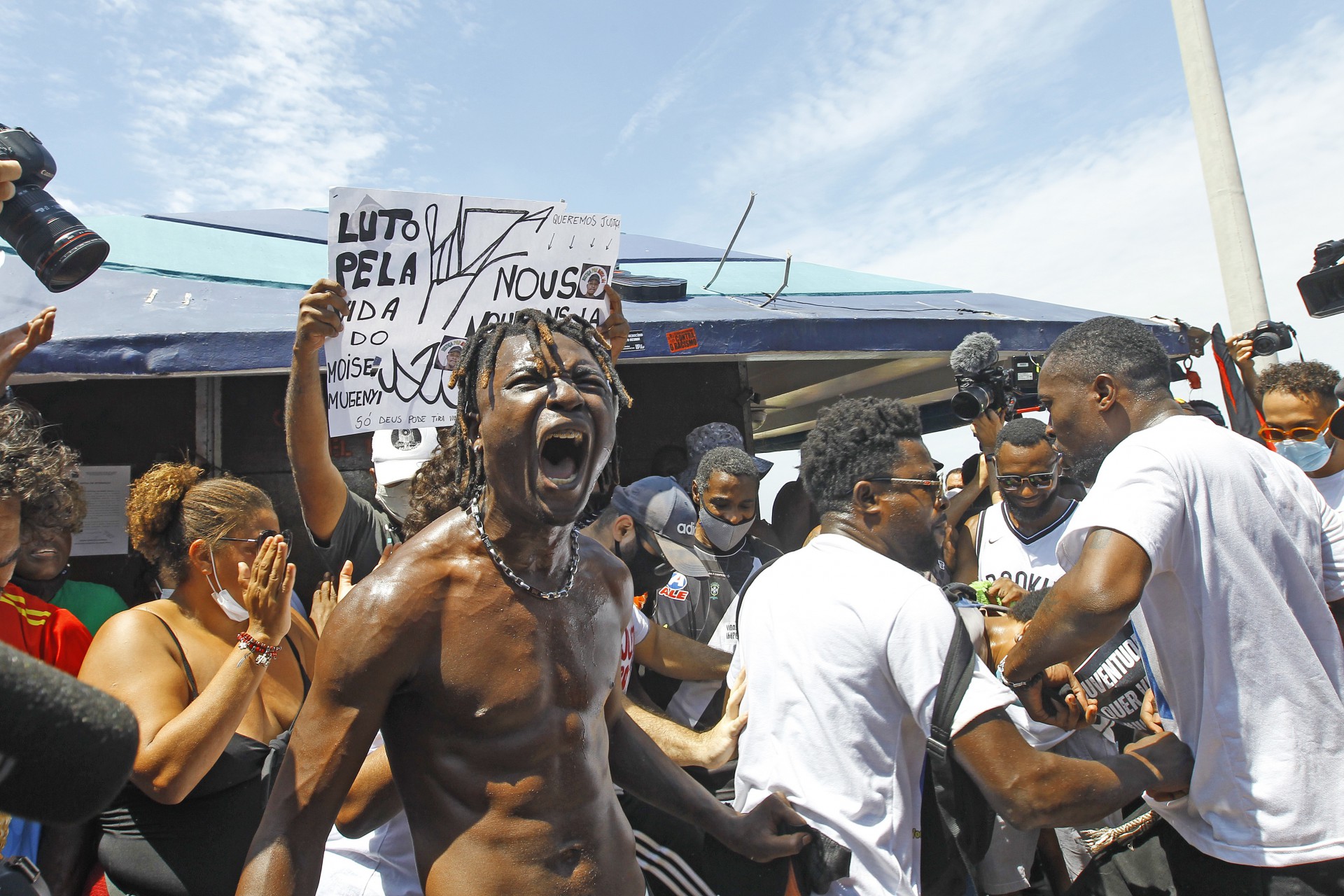 Geral - Manifestaçao pela morte do congoles Moise, na Barrra da Tijuca, zona oeste do Rio, na manha de hoje. - Reginaldo Pimenta / Agencia O Dia