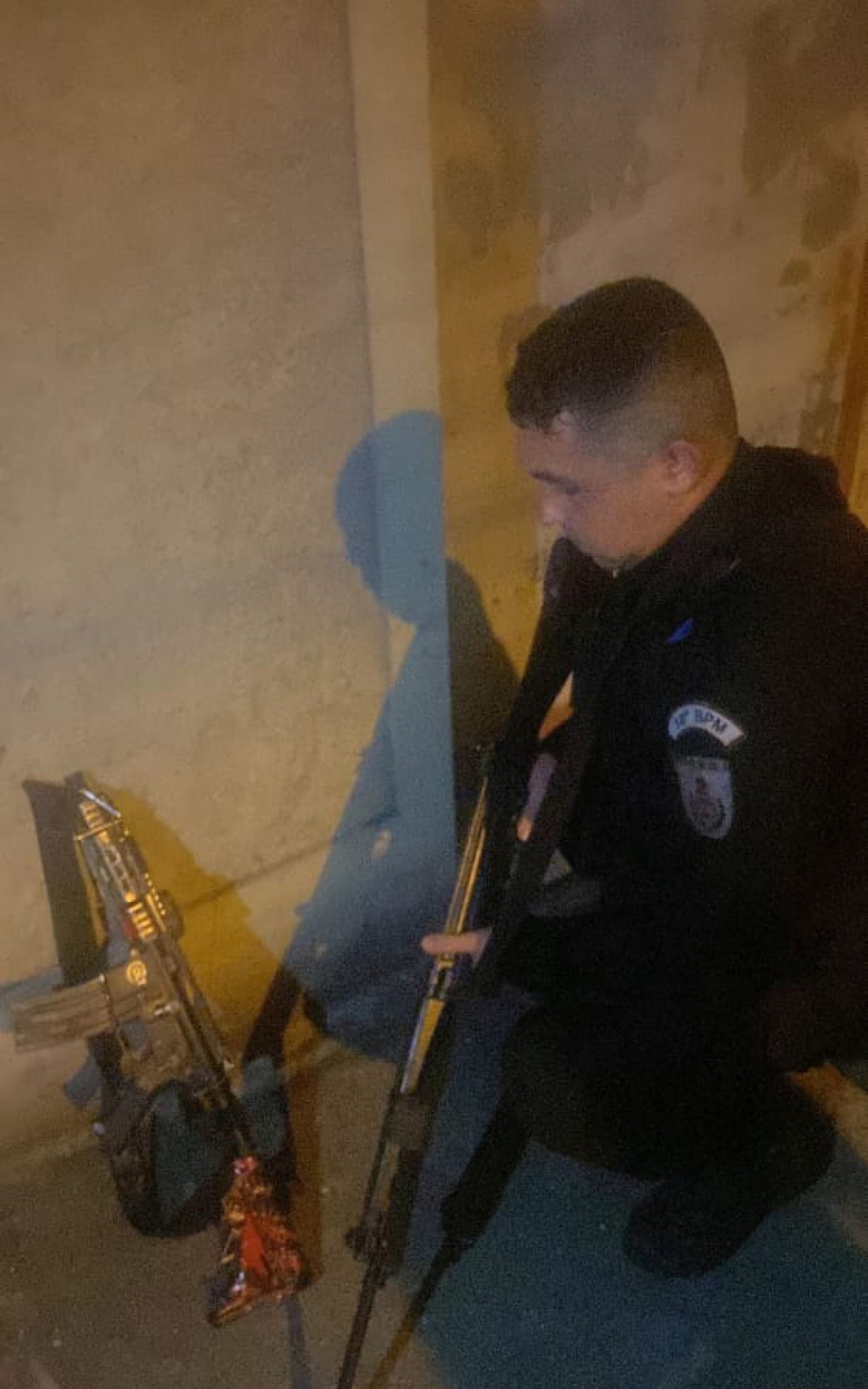 Pol&iacute;cia Militar faz opera&ccedil;&atilde;o emergencial no bairro Senador Camar&aacute;, na Zona Norte do Rio