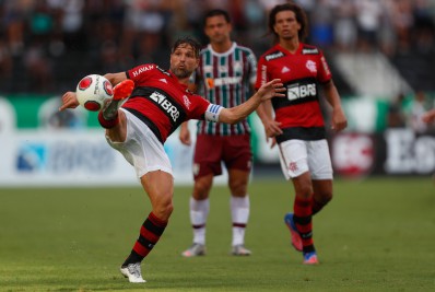 Em jogo tumultuado, Arias marca no fim e Fluminense volta a vencer o Flamengo