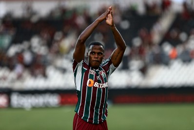 Em jogo tumultuado, Arias marca no fim e Fluminense volta a vencer o Flamengo