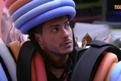 Filha de Arthur Aguiar se espanta com fantasia do castigo do monstro