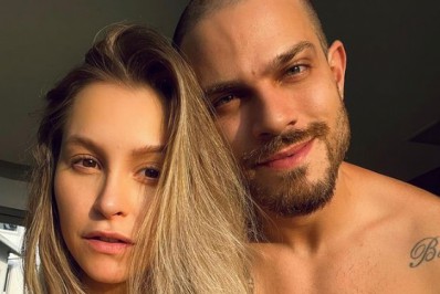 Carla Diaz aproveita o calor ao lado do namorado: 'Domingo de sol'