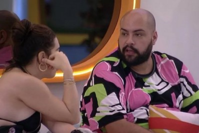 'BBB 22': Emparedada, Naiara é questionada por Tiago Abravanel: 'Prefere ir com a Maria ou o Arthur?'
