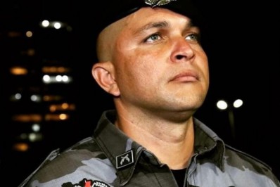 Homens encapuzados invadem delegacia e executam pai e irmão de suspeito de matar sargento da PM