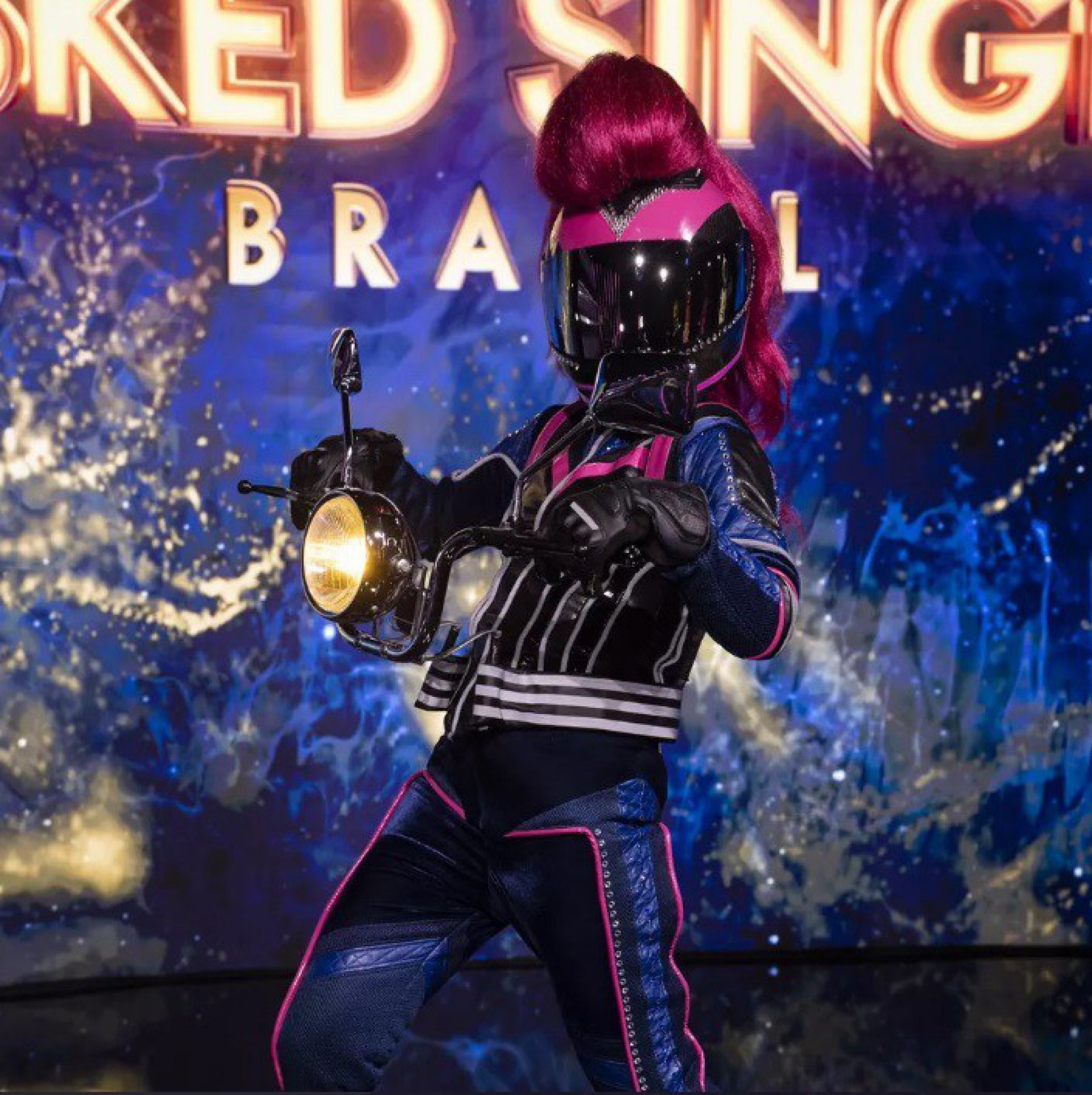 Letícia Colin é a motoqueira do 