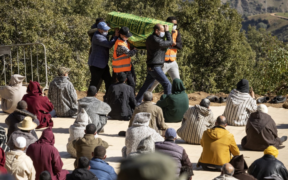 Menino, que morreu após cair em poço de 32 metros no Marrocos, é enterrado