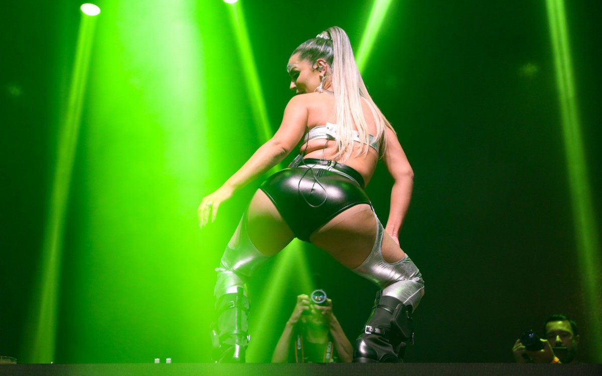 Deolane Bezerra lan&ccedil;a sua turn&ecirc; 'Respeita a Chefe'