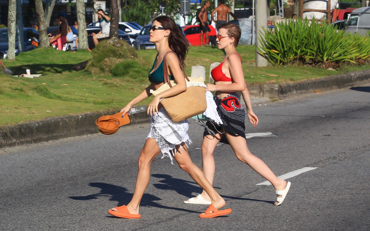 Vit&oacute;ria Strada e Marcella Rica curtem dia de sol na Praia da Barra da Tijuca, na Zona Oeste do Rio