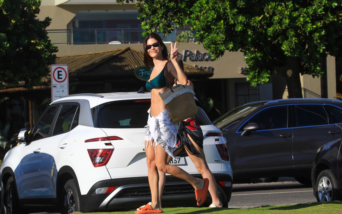 Vit&oacute;ria Strada e Marcella Rica curtem dia de sol na Praia da Barra da Tijuca, na Zona Oeste do Rio