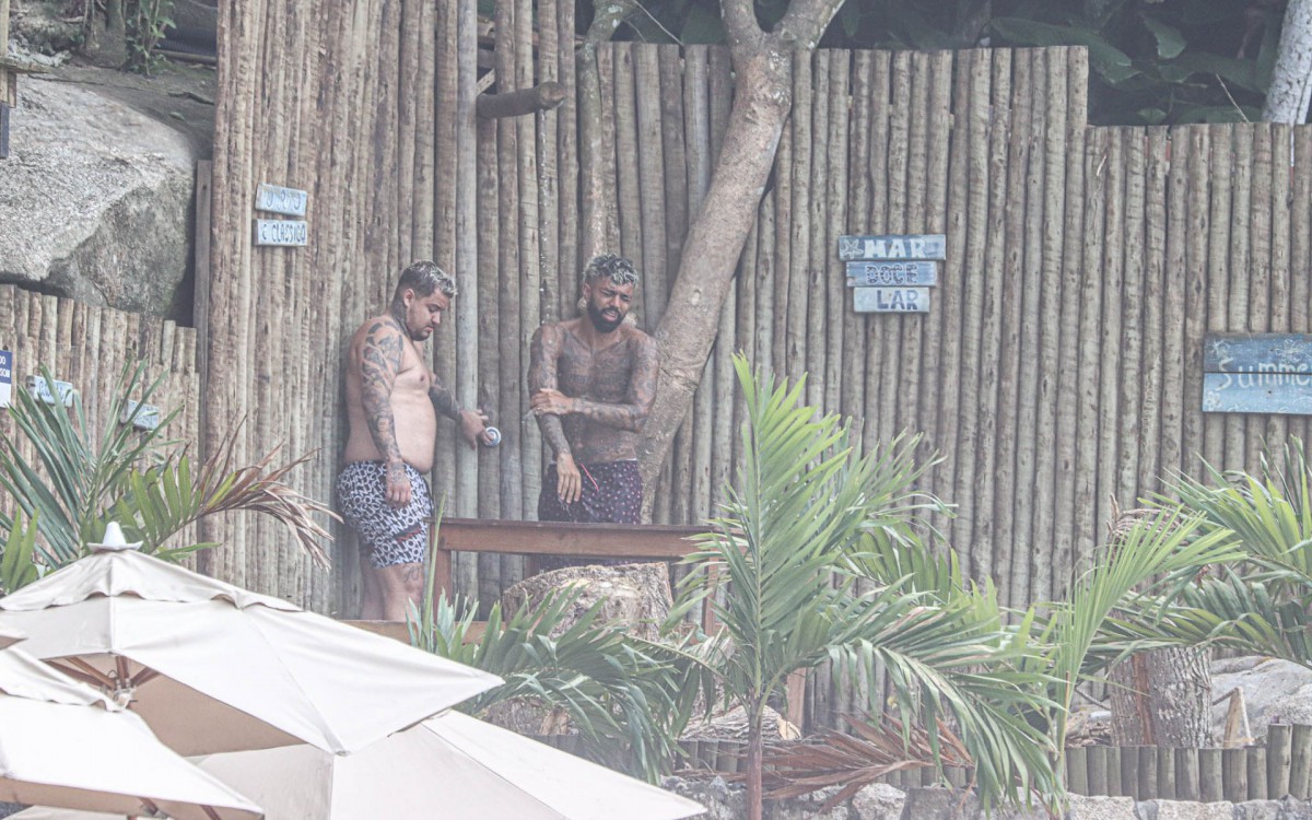 Gabigol curte dia de sol na Praia do Abric&oacute;, na Zona Oeste do Rio, na tarde desta segunda-feira