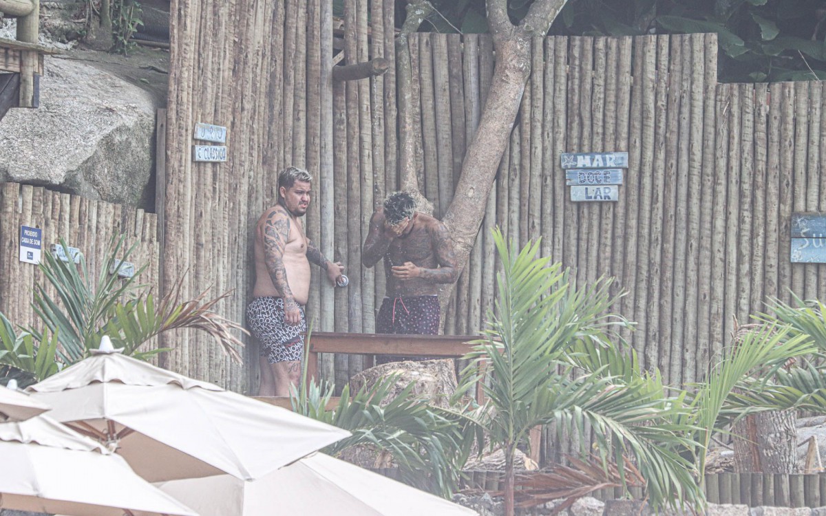 Gabigol curte dia de sol na Praia do Abric&oacute;, na Zona Oeste do Rio, na tarde desta segunda-feira